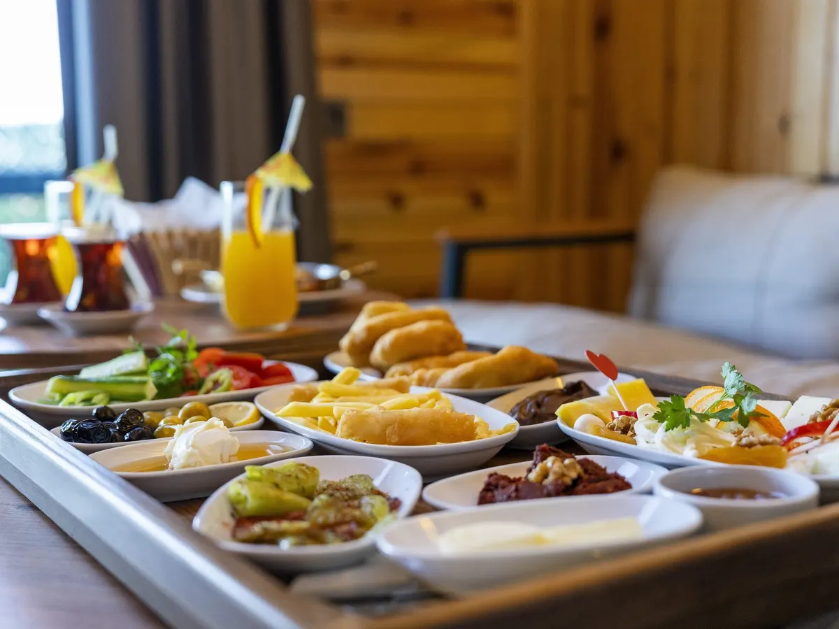 Patya Bungalov zengin kahvaltı sunumu